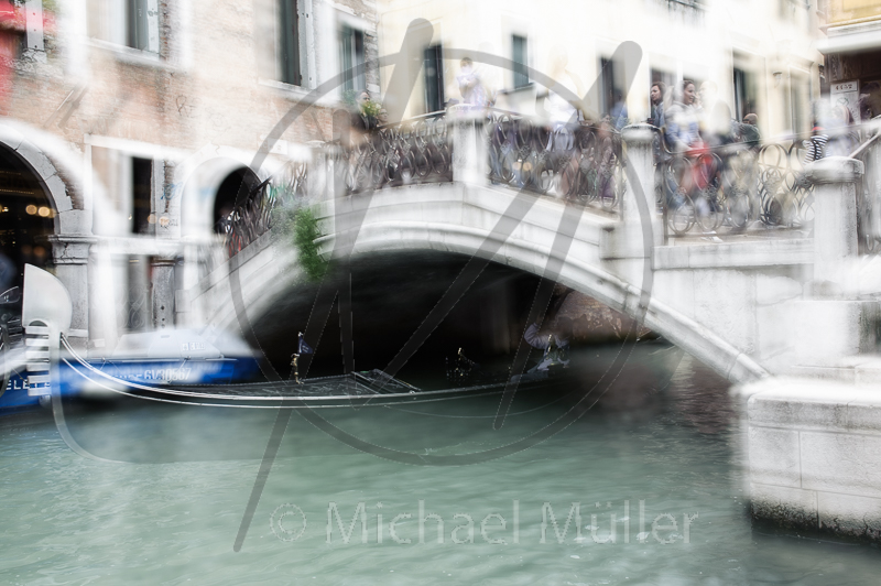 Meine Interpretation von Venedig als absichtlich unscharf fotografierte Skizzen. Hier ein Bild einer Gondel im Kanal, als FineArt Print erhältlich.