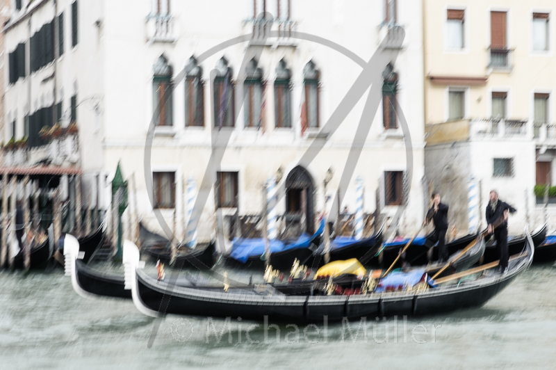 Meine Interpretation von Venedig als absichtlich unscharf fotografierte Skizzen. Hier ein Bild mit Gondeln und Gondoliere, als FineArt Print erhältlich.