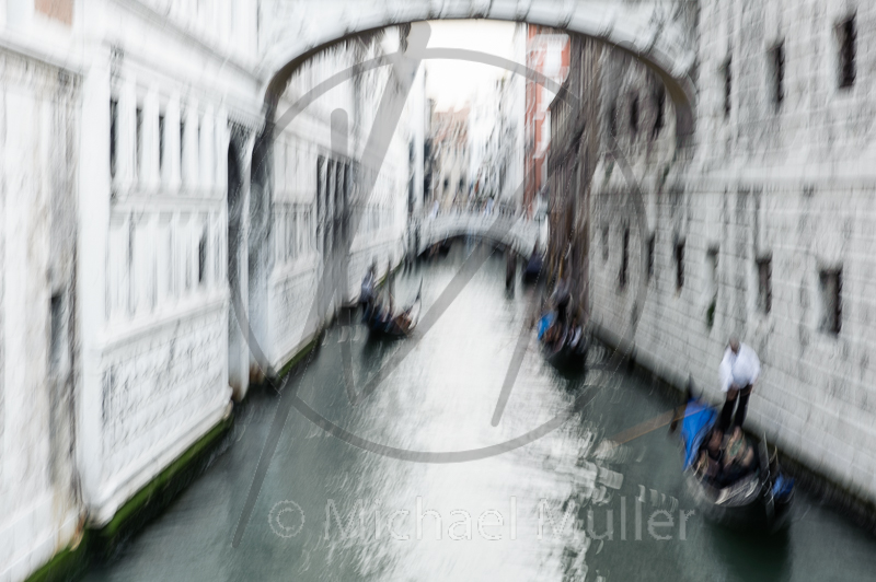 Meine Interpretation von Venedig als absichtlich unscharf fotografierte Skizzen. Hier mein Bild der Seufzerbrücke.wie immer als FineArt Print erhältlich.