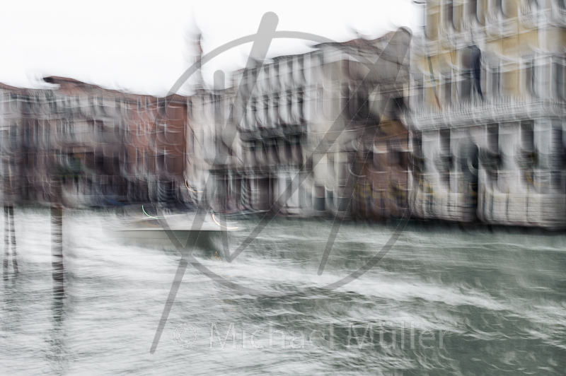 Meine Interpretation von Venedig als absichtlich unscharf fotografierte Skizzen. Hier ein Boot auf dem Canale Grande.wie immer als FineArt Print erhältlich.