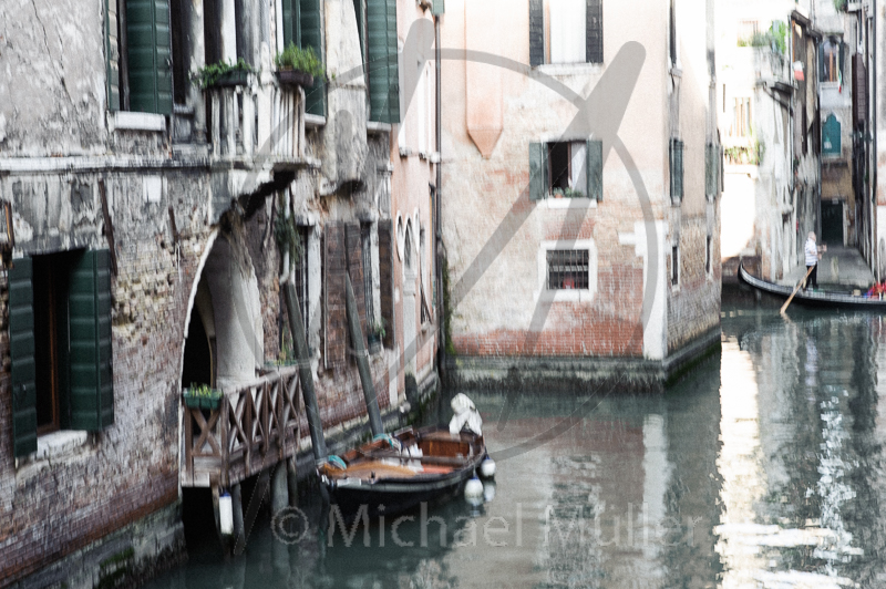 Meine Interpretation von Venedig als absichtlich unscharf fotografierte Skizzen. Hier ein Bild einer Häuserreihe am Kanal, als FineArt Print erhältlich.