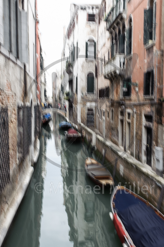 Meine Interpretation von Venedig als absichtlich unscharf fotografierte Skizzen. Hier ein Bild aufgreiter Boote am Kanal, als FineArt Print erhältlich.