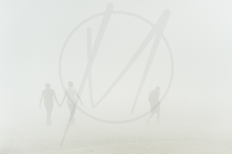 Ein Motiv meiner Serie Nebelgeschichten von Strand in SPO. Es ist in limitierter Auflage auf edlem FineArt Papier erhältlich.